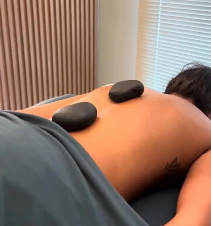 Masaje con piedras calientes en Skin Co.